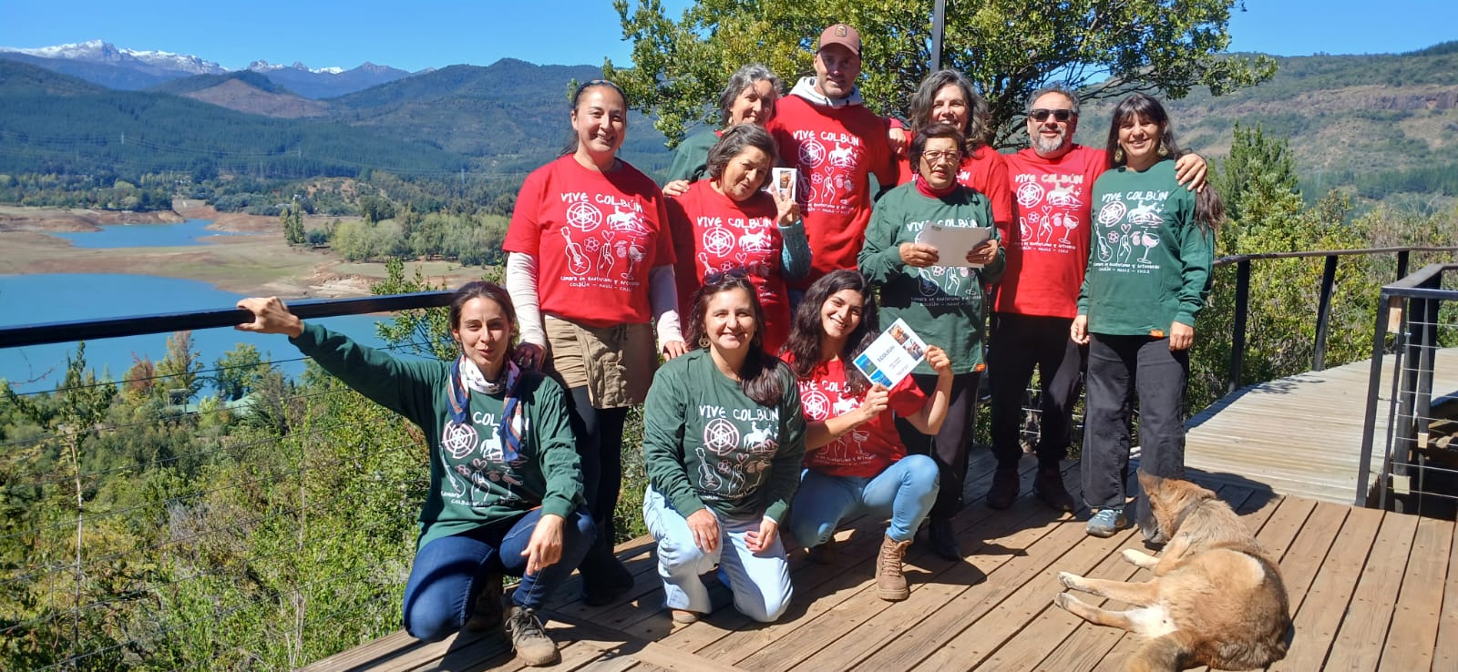 Equipo de Vive Colbún junto al lago
